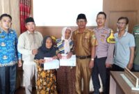Pemerintah Pekon Negeri Agung saat Menyalurkan BLT-DD Kepada Masyarakat. Foto: Asrul Ariski/Media Prioritastv.com. 