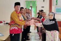 Kepala Pekon Kanyangan, Syafe’i saat menyerahkan BLT-DD Tahap I Tahun 2025 kepada 7 penerima, Kamis 20 Maret 2025 | Herdi/Media Prioritastv.com.