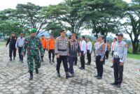 Kapolres Tanggamus AKBP Rivanda didampingi perwakilan Forkopimda saat melakukan pemeriksaan pasukan, Kamis 20 Maret 2025 | Herdi/Media Prioritastv.com.
