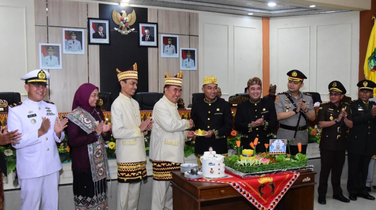 Bupati Tanggamus Moh. Saleh Asnawi saat menerima tumpeng dari Ketua DPRD Tanggamus Agung Setyo Utomo usai Paripurna DPRD setempat, Kamis 20 Maret 2025 | Herdi/Media Prioritastv.com.