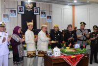 Bupati Tanggamus Moh. Saleh Asnawi saat menerima tumpeng dari Ketua DPRD Tanggamus Agung Setyo Utomo usai Paripurna DPRD setempat, Kamis 20 Maret 2025 | Herdi/Media Prioritastv.com.