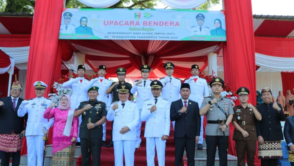 Bupati Tanggamus Moh Saleh Asnawi, Wabup Agus Suranto saat foto bersama para Forkopimda usai upacara HUT ke 28 Kabupaten Tanggamus, Jumat 21 Maret 2025 | Herdi/Media Prioritastv.com.