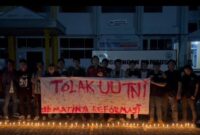 Sejumlah Mahasiswa UBL saat menyalakan lilin duka tolak revisi UU TNI, Jumat 21 Maret 2025 malam | Putra/Media Prioritastv.com.