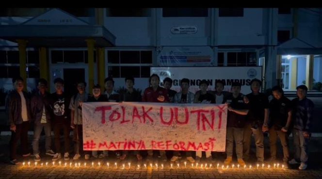 Sejumlah Mahasiswa UBL saat menyalakan lilin duka tolak revisi UU TNI, Jumat 21 Maret 2025 malam | Putra/Media Prioritastv.com.