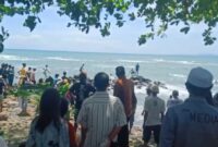 Proses evakuasi anak tenggelam di Pantai Mutiara, Lampung Selatan, Jumat 21 Maret 2025 | Dok. Istimewa.