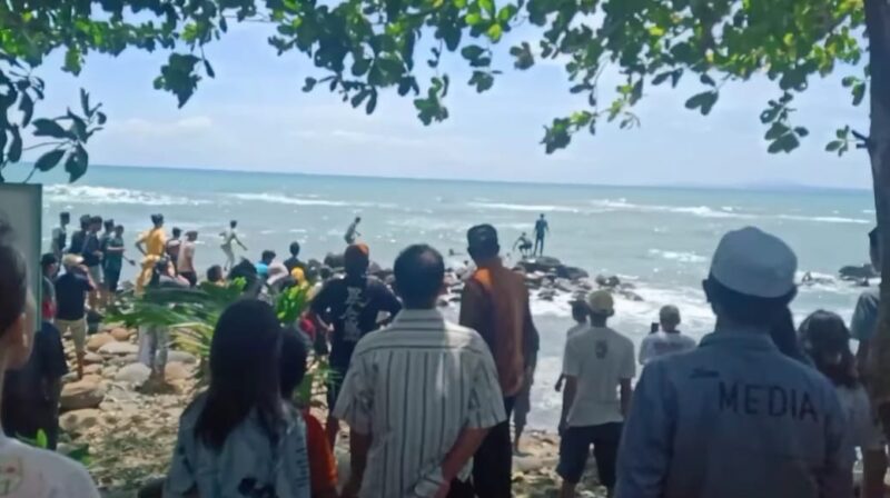 Proses evakuasi anak tenggelam di Pantai Mutiara, Lampung Selatan, Jumat 21 Maret 2025 | Dok. Istimewa.