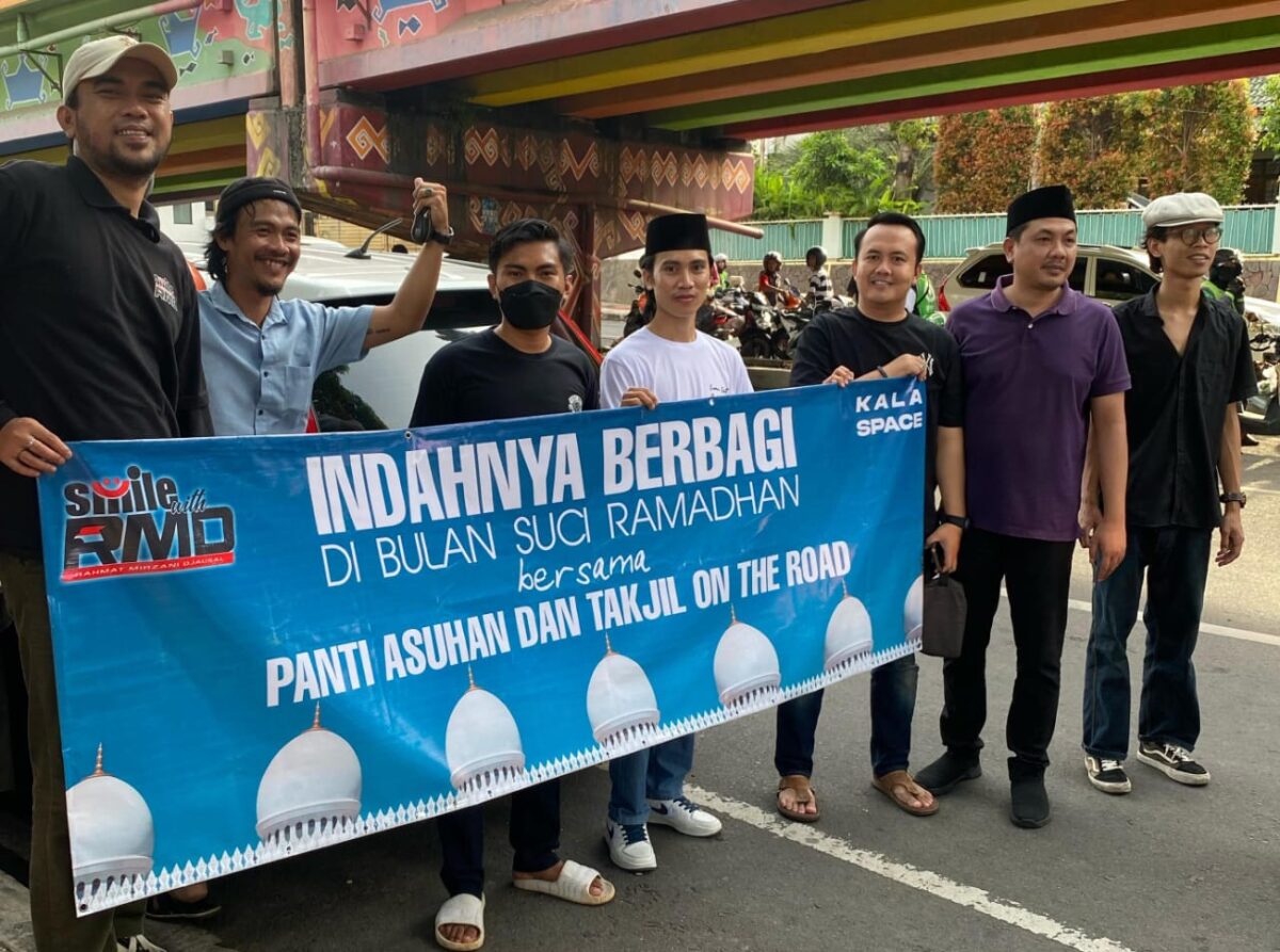 Sahabat Muda Inspiratif Lampung Rahmat Mirzani Djausal saat berbagi takjil, Jumat 21 Maret 2025 | Putra/Media Prioritastv.com.