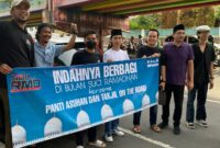 Sahabat Muda Inspiratif Lampung Rahmat Mirzani Djausal saat berbagi takjil, Jumat 21 Maret 2025 | Putra/Media Prioritastv.com.