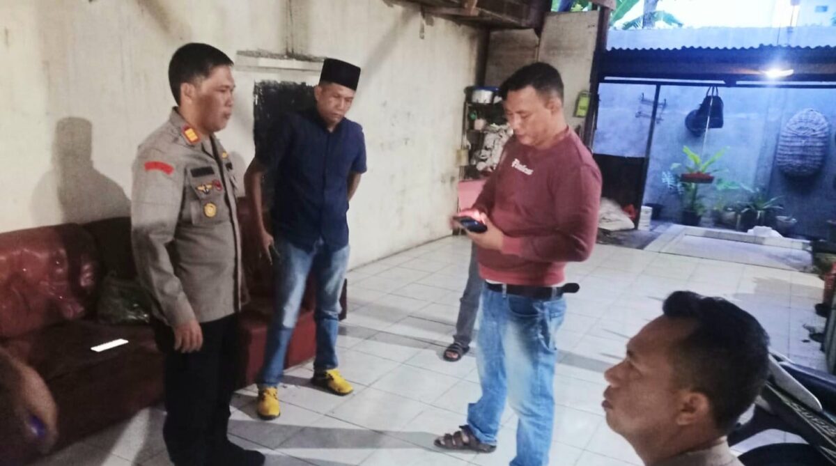 Kapolsek Seputih Surabaya AKP Mahdum bersama personilnya saat melakukan identifikasi kejadian, Jumat 21 Maret 2025, malam | Dok. Polres Lampung Tengah.