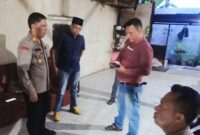 Kapolsek Seputih Surabaya AKP Mahdum bersama personilnya saat melakukan identifikasi kejadian, Jumat 21 Maret 2025, malam | Dok. Polres Lampung Tengah.