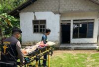 Kasmiyati (49), warga kurang mampu yang tengah berjuang melawan stroke kronis dan luka bakar (combustio) saat dibawa berobat Polres Lampung Tengah, Sabtu 22 Maret 2025 | Dok. Istimewa.