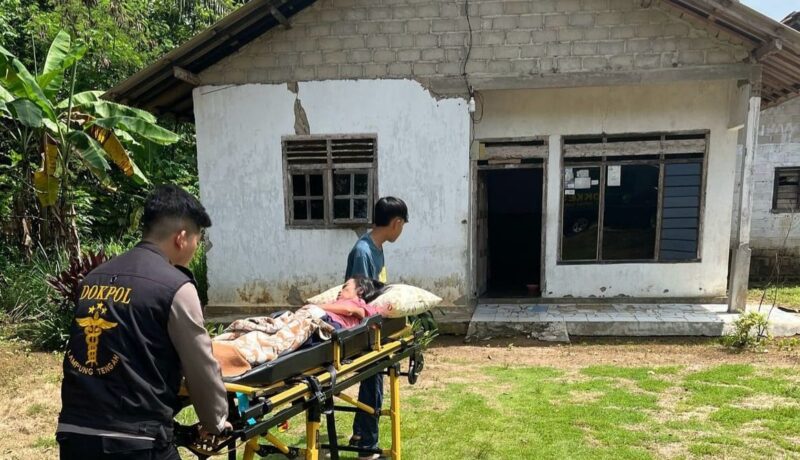 Kasmiyati (49), warga kurang mampu yang tengah berjuang melawan stroke kronis dan luka bakar (combustio) saat dibawa berobat Polres Lampung Tengah, Sabtu 22 Maret 2025 | Dok. Istimewa.