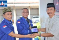 Agus Ciek saat diperliharkan KTA oleh Ketua DPD Partai Demokrat Lampung, Dr. Edy Irawan Arief, didampingi Sekretaris DPD Partai Demokrat Lampung, Ir. H. Midi Iswanto, MH, dalam acara Safari Ramadan di Tekad, Pulau Panggung, Tanggamus, Sabtu (22/3/2025).