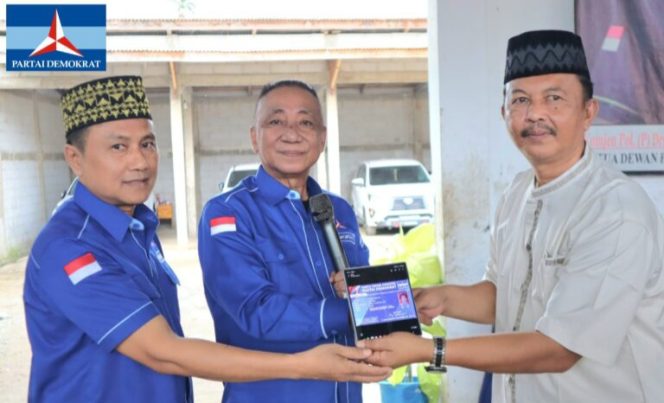 Agus Ciek saat diperliharkan KTA oleh Ketua DPD Partai Demokrat Lampung, Dr. Edy Irawan Arief, didampingi Sekretaris DPD Partai Demokrat Lampung, Ir. H. Midi Iswanto, MH, dalam acara Safari Ramadan di Tekad, Pulau Panggung, Tanggamus, Sabtu (22/3/2025).