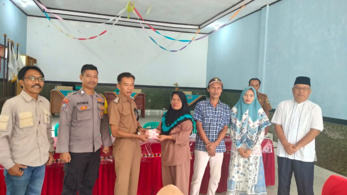 Pemerintah Pekon Kedaloman saat Menyalurkan BLT-DD kepada Masyarakat. Foto : Asrul Ariski/Media Prioritastv.com. 