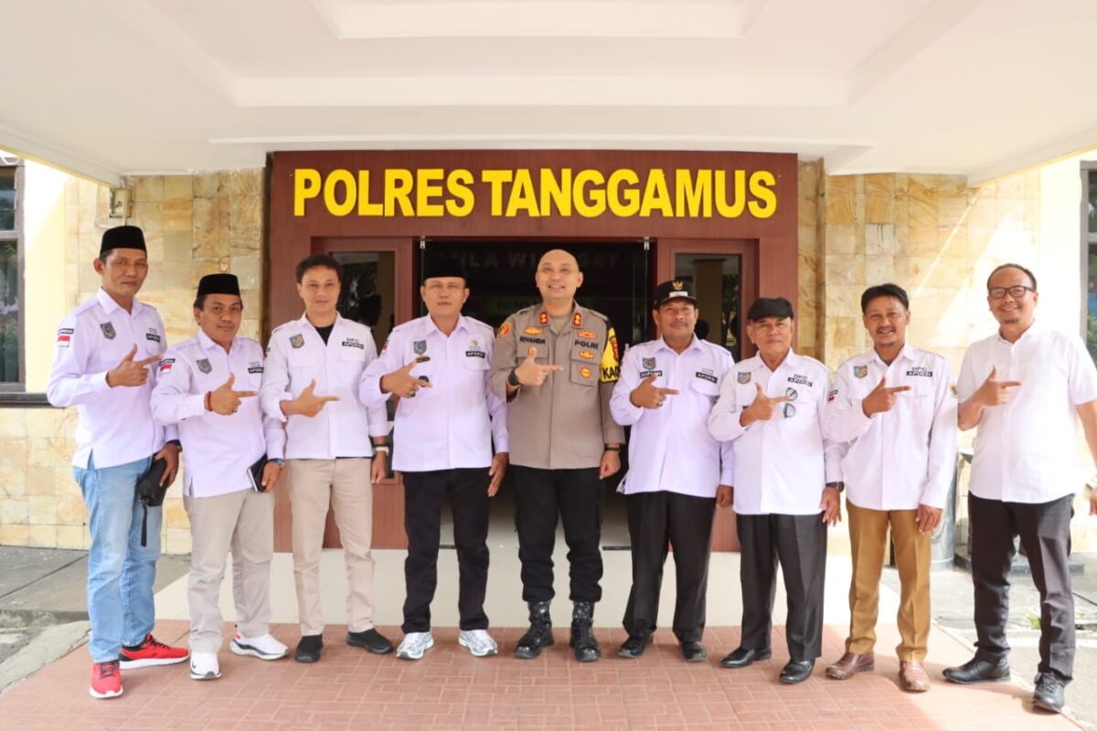 Foto bersama jajaran DPC Apdesi Tanggamus bersama Kapolres Tanggamus AKBP Rivanda usai audensi, Senin 24 Maret 2025 | Asrul Ariski/Media Prioritastv.com.