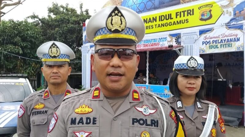 Kasat Lantas Polres Tanggamus, Iptu I Made Agus Dwi Dayana, S.H., saat memberikan keteranhan usai peninjauan langsung ke Pos Pelayanan (Posyan) di Rest Area Gisting, Senin 24 Maret 2025 | Herdi/Media Prioritastv.com.