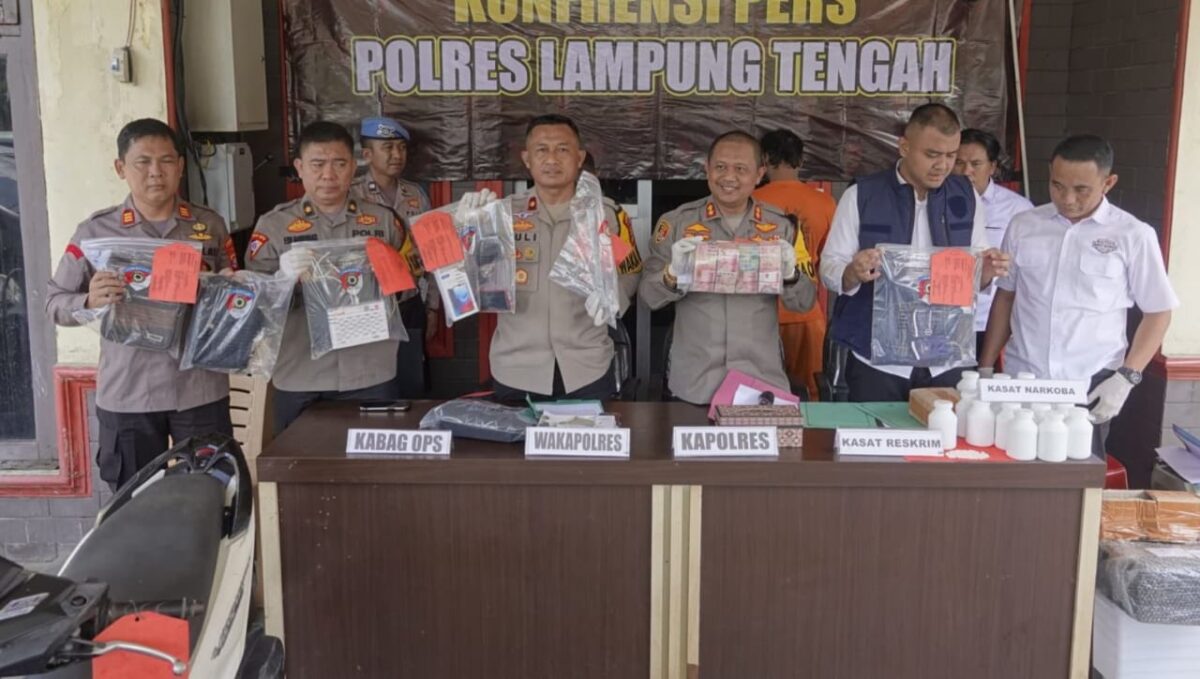 Kapolres Lampung Tengah dan jajarannya saat mununjukan barang bukti dalam konferensi pers pengungkapan kasus perampokan di Kampung Sidodadi, Seputih Surabaya, Senin 24 Maret 2025 | Dok. Polres Lampung Tengah.