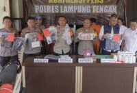 Kapolres Lampung Tengah dan jajarannya saat mununjukan barang bukti dalam konferensi pers pengungkapan kasus perampokan di Kampung Sidodadi, Seputih Surabaya, Senin 24 Maret 2025 | Dok. Polres Lampung Tengah.
