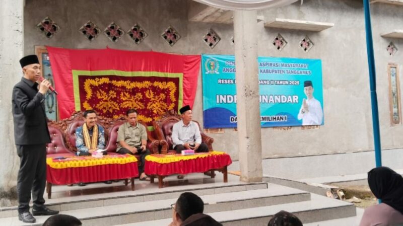 Anggota DPRD Kabupaten Tanggamus, Indra Sunandar saat sambutan dalam Reses II Masa Sidang II Tahun 2025 di Pekon Pulau Benawang, Kecamatan Kota Agung Barat, Minggu 23 Maret 2025.
