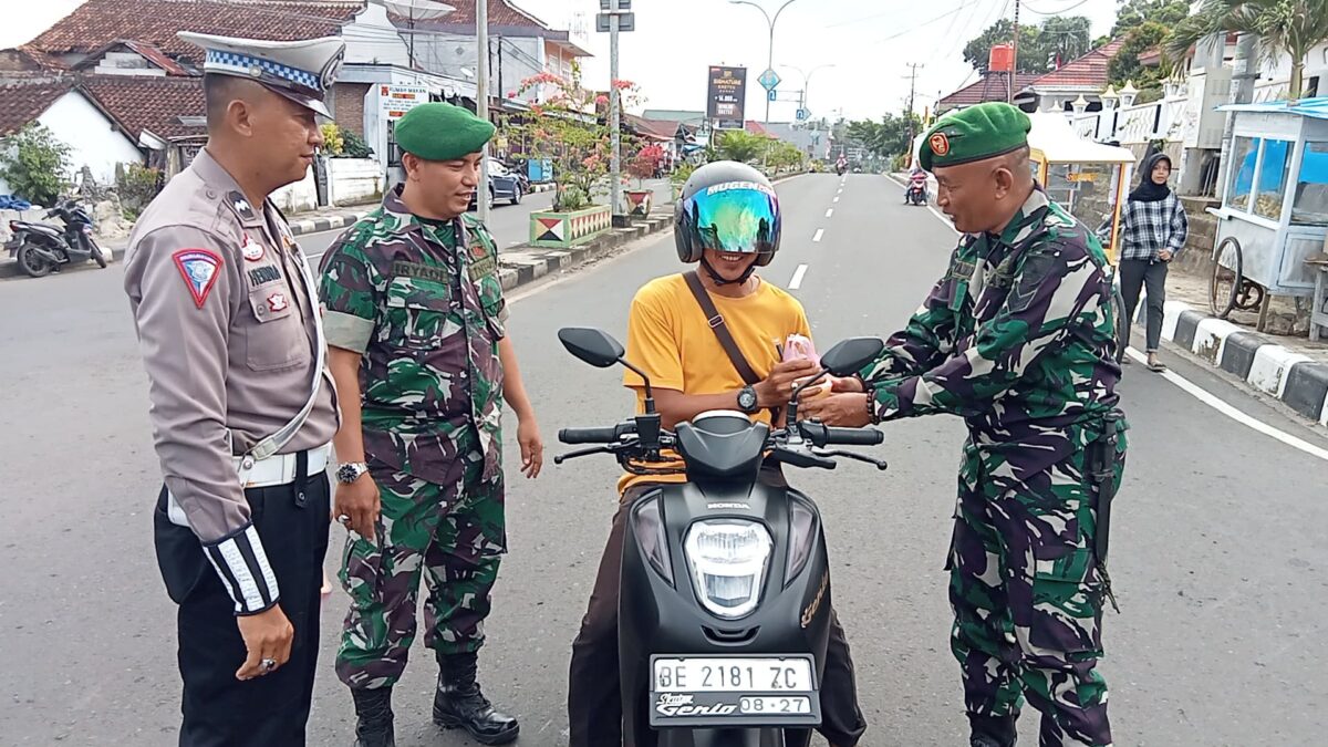 Anggota Pospam Kota Agung saat membagikan takjil, Selasa 25 Maret 2025 | Dok. Humas Polres Tanggamus.