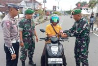 Anggota Pospam Kota Agung saat membagikan takjil, Selasa 25 Maret 2025 | Dok. Humas Polres Tanggamus.