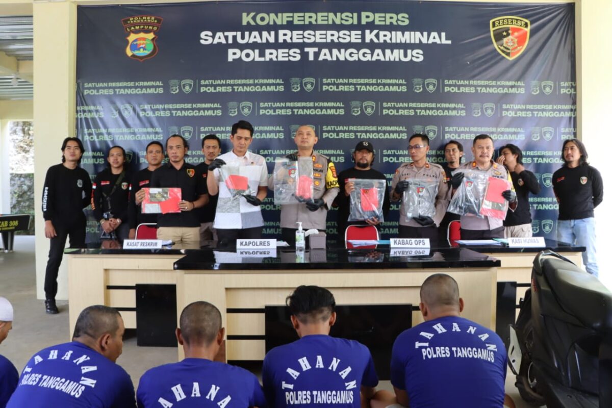 Kapolres Tanggamus AKBP Rivanda didampingi Kasat Reskrim AKP Khairul Yassin Ariga saat memperlihatkan barang barang bukti berikut lima tersangka yang ditangkap dalam Konferensi Pers, Selasa 25 Maret 2025 | Herdi/Media Prioritastv.com.