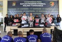 Kapolres Tanggamus AKBP Rivanda didampingi Kasat Reskrim AKP Khairul Yassin Ariga saat memperlihatkan barang barang bukti berikut lima tersangka yang ditangkap dalam Konferensi Pers, Selasa 25 Maret 2025 | Herdi/Media Prioritastv.com.