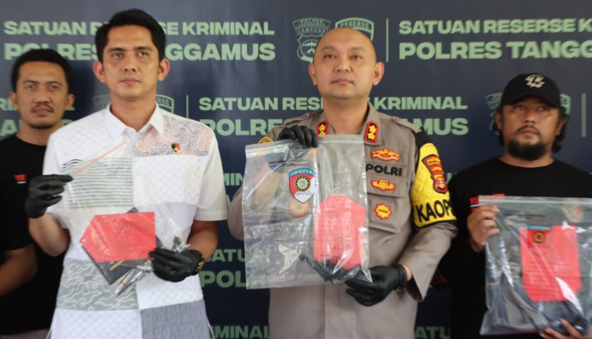 Kapolres Tanggamus AKBP Rivanda saat menunjukan pistol replika yang diamankan dari tersangka Curanmor Ariansyah saat konferensi pers di Mapolres setempat, Selasa 25 Maret 2025 | Herdi/Media Prioritastv.com.