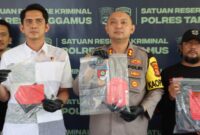 Kapolres Tanggamus AKBP Rivanda saat menunjukan pistol replika yang diamankan dari tersangka Curanmor Ariansyah saat konferensi pers di Mapolres setempat, Selasa 25 Maret 2025 | Herdi/Media Prioritastv.com.