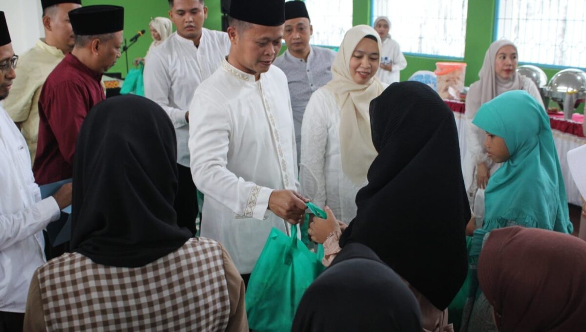 Kalapas Kota Agung, Andi Gunawan saat menyerahan bahan pokok kepada anak yatim dan warga kurang mampu, Selasa 25 Maret 2025 | Dok. Humas Lapas Kota Agung.