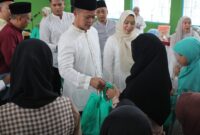 Kalapas Kota Agung, Andi Gunawan saat menyerahan bahan pokok kepada anak yatim dan warga kurang mampu, Selasa 25 Maret 2025 | Dok. Humas Lapas Kota Agung.