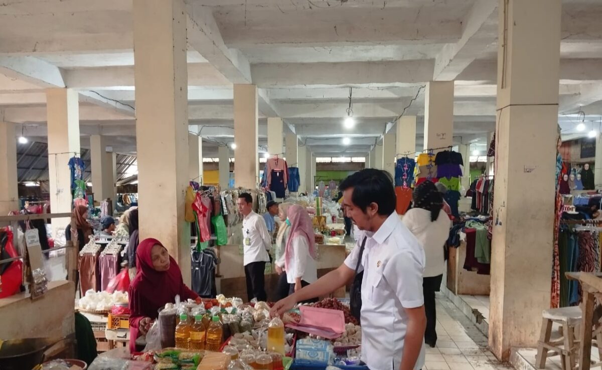 Anggota Sat Reskrim Polres Tanggamus saat Sidak Pasar Gisting, Rabu 26 Maret 2025 | Dok. Polres Tanggamus.
