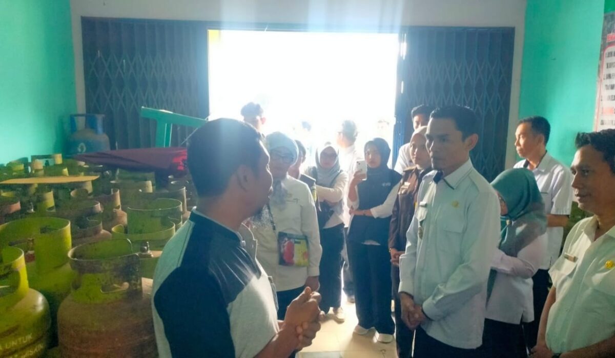Wabup Tanggamus Agus Suranto saat meninjau pangkalan gas elpiji di Talang Padang, Rabu 26 Maret 2025.