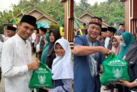 Wabup Tanggamus Agus Surano dan Asisten 2 Hendra Wijaya Mega menyerahkan bantuan Baznas saat Safari Ramadhan di Gisting, Rabu 26 Maret 2025 | Herdi/Media Prioritastv.com.