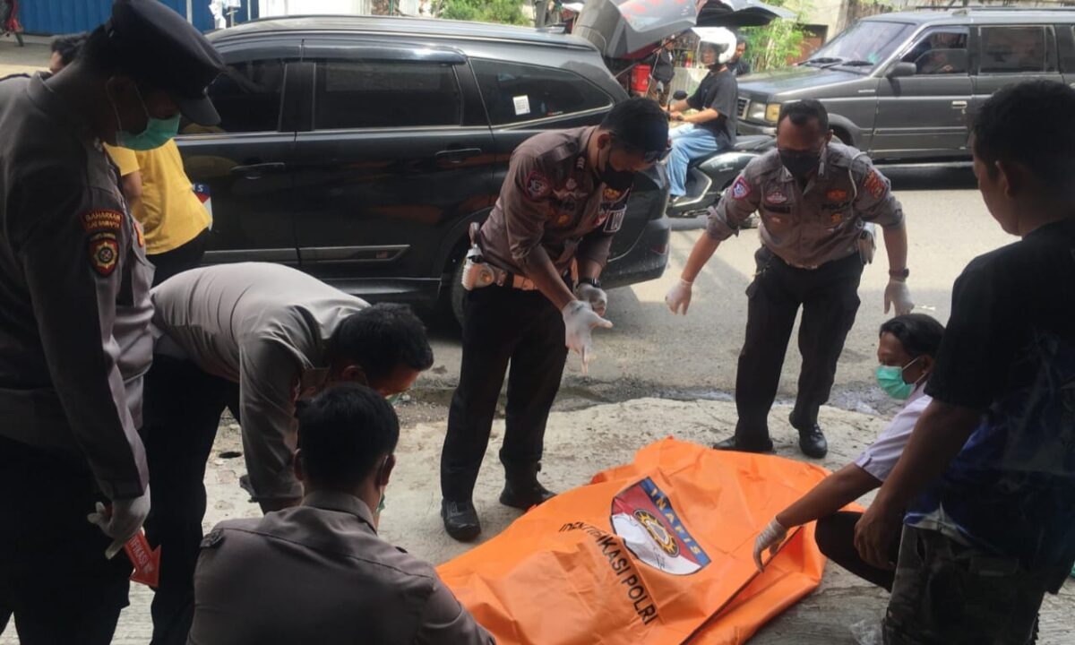 Petugas kepolisian saat melakukan evakusi jenazah lansia yang ditemukan meninggal dunia di area Pasar Induk, Pringsewu, Rabu 26 Maret 2025 | Dok. Humas Polres Pringsewu.