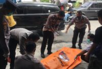 Petugas kepolisian saat melakukan evakusi jenazah lansia yang ditemukan meninggal dunia di area Pasar Induk, Pringsewu, Rabu 26 Maret 2025 | Dok. Humas Polres Pringsewu.