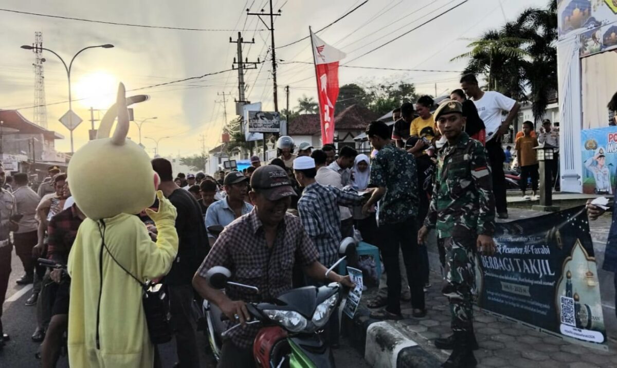 Pembagian takjil oleh santri Ponpes Al-Farabi Pesawaran di Taman Soekarno, Kota Agung, Tanggamus, Rabu 26 Maret 2025 | Herdi/Media Prioritastv.com.