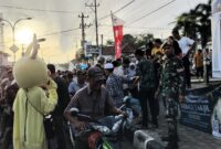 Pembagian takjil oleh santri Ponpes Al-Farabi Pesawaran di Taman Soekarno, Kota Agung, Tanggamus, Rabu 26 Maret 2025 | Herdi/Media Prioritastv.com.