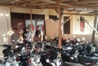 Masyarakat saat menitipkan sepeda motor di Polsek Wonosobo, Tanggamus, Rabu 26 Maret 2025 | Dok. Istimewa.