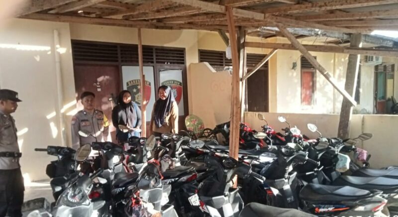 Masyarakat saat menitipkan sepeda motor di Polsek Wonosobo, Tanggamus, Rabu 26 Maret 2025 | Dok. Istimewa.