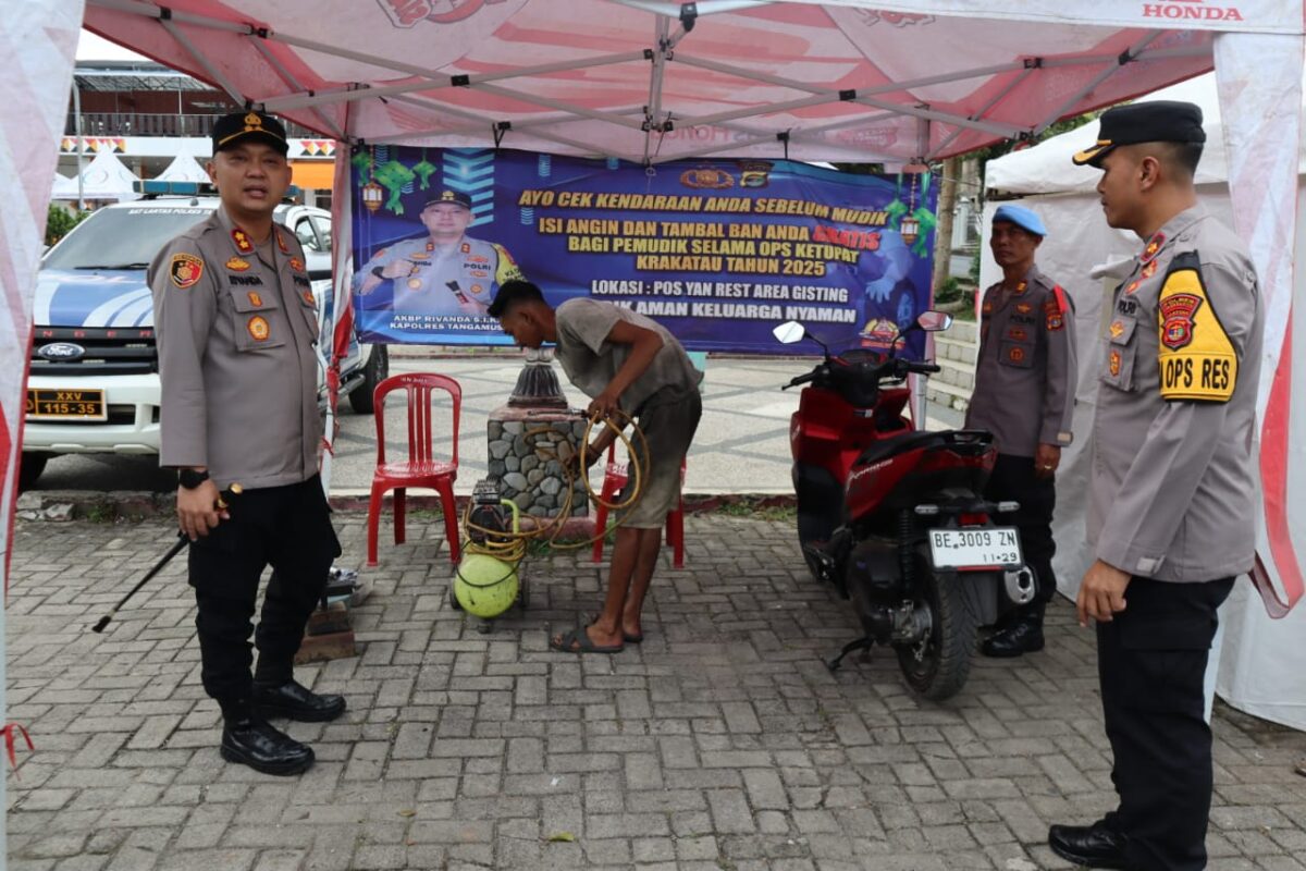 Kapolres Tanggamus AKBP Rivanda saat mengecek layanan tambal ban dan isi angin gratis di Poy Pelayanan Gisting, Kamis 27 Maret 2025 | Dok. Polres Tanggamus.