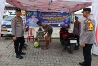 Kapolres Tanggamus AKBP Rivanda saat mengecek layanan tambal ban dan isi angin gratis di Poy Pelayanan Gisting, Kamis 27 Maret 2025 | Dok. Polres Tanggamus.