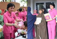 Kolase foto ketua PC Bhayangkari Tanggamus Diah Rivanda dan Ketua Persit Tanggamus Lia Vicky Heru saat menyerakan takjil serta disaat menyerahkan Alquran, Kamis 27 Maret 2025 | Herdi/Media Prioritastv.com.