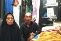 Kondisi Dimas terbaring lemah paska amputasi kaki kirinya ditemani kedua orang tuanya di kediamannya di RT 01 RW 01 Kelurahan Kuripan, Kota Agung, Tanggamus, Kamis 27 Maret 2025 | Herdi/Media Prioritastv.com.