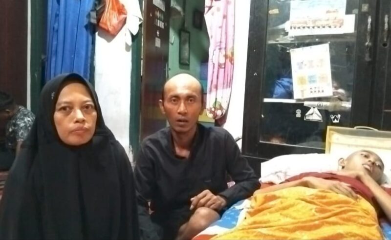 Kondisi Dimas terbaring lemah paska amputasi kaki kirinya ditemani kedua orang tuanya di kediamannya di RT 01 RW 01 Kelurahan Kuripan, Kota Agung, Tanggamus, Kamis 27 Maret 2025 | Herdi/Media Prioritastv.com.