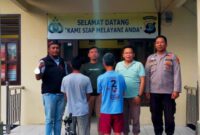 Kedua tersangka setelah ditangkap Polsek Pugung Polres Tanggamus sebelum dijebloskan ke penjara, Jumat 28 Maret 2025 | Dok. Humas Polres Tanggamus.