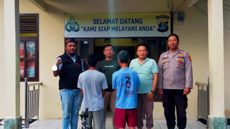 Kedua tersangka setelah ditangkap Polsek Pugung Polres Tanggamus sebelum dijebloskan ke penjara, Jumat 28 Maret 2025 | Dok. Humas Polres Tanggamus.