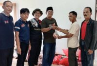 Ketua PWI Pringsewu, Joko Sulistiyo saat memberikan bingkisan daging lebaran di Sekretariat PWI setempat, Jumat 28 Maret 2025 | Dok. PWI Pringsewu.