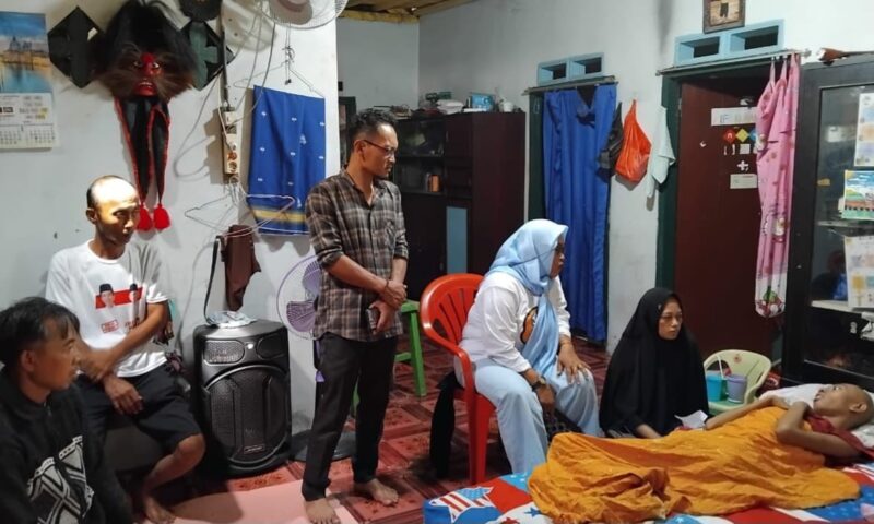 Ketua LKS Alamanda Tanggamus Roswati Purwantari saat mengunjungi dan menyerahkan bantun kepada Dimas di kediamannya, Jumat 28 Maret 2025 | Herdi/Media Prioritastv.com.